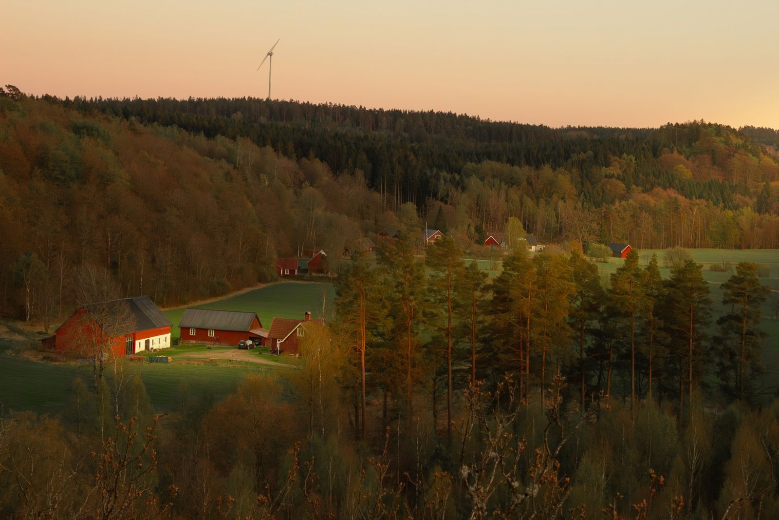 Gård i höstlandskap