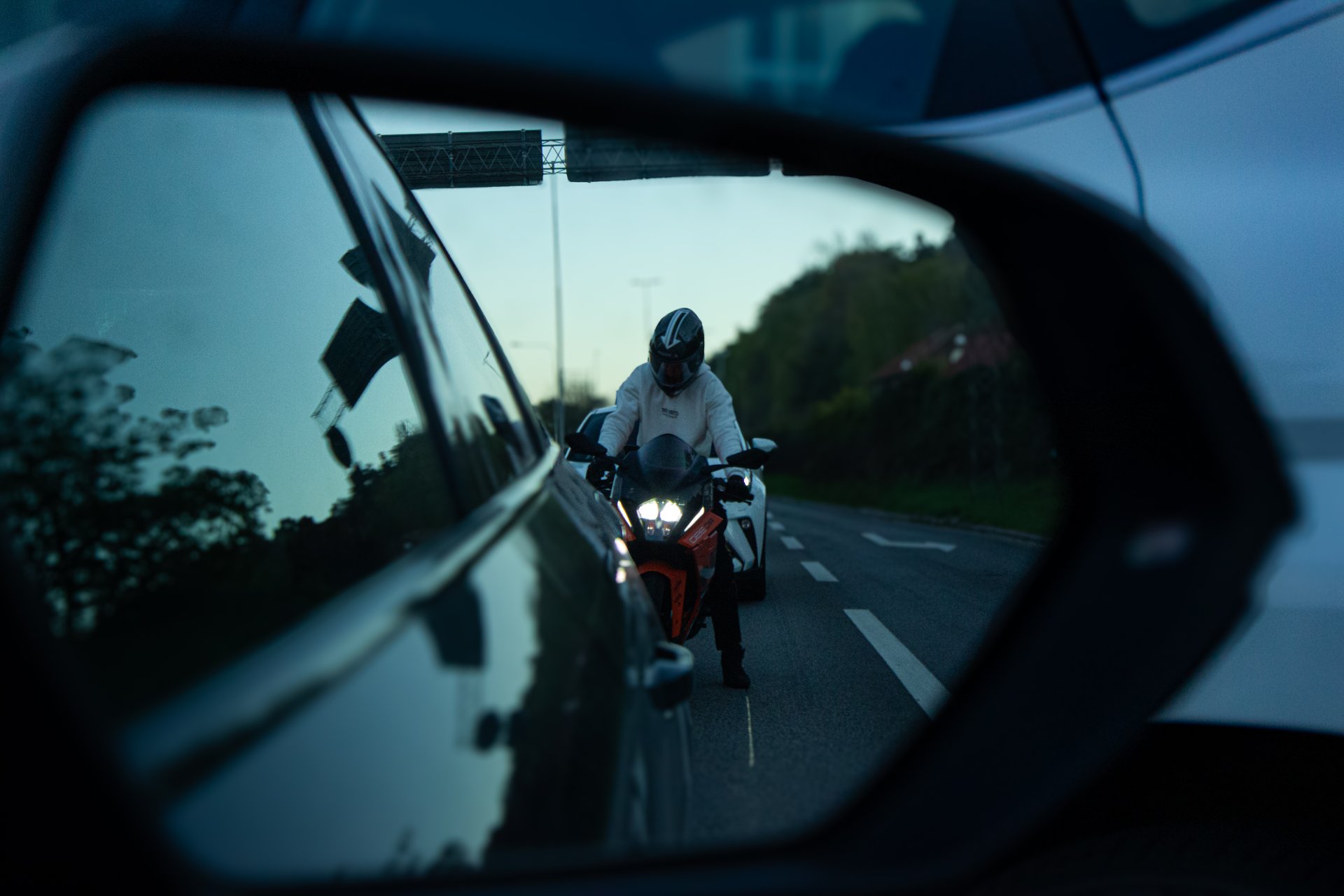 Vy i motorcykelns backspegel
