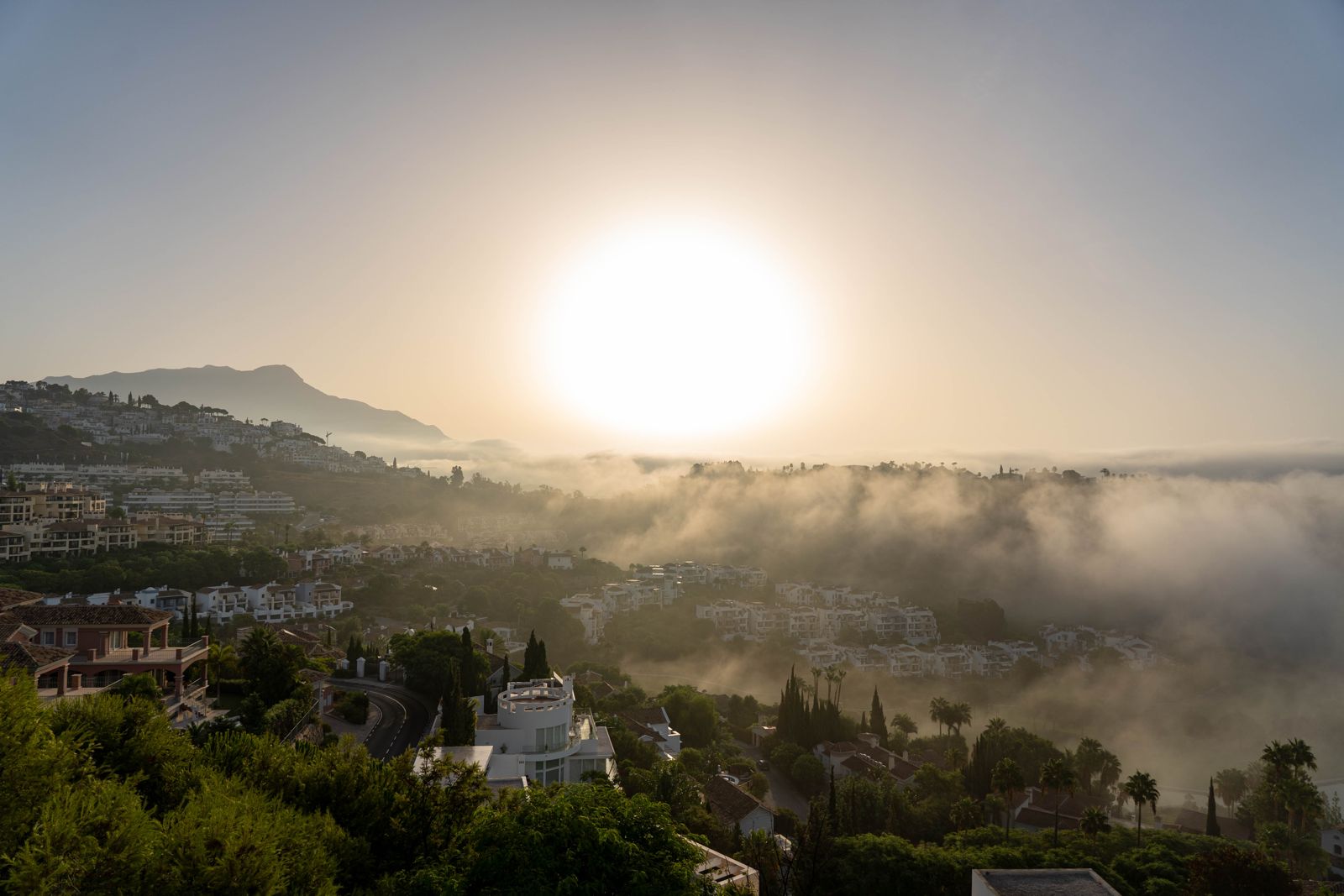 Solen stiger över morgondimman i bergen