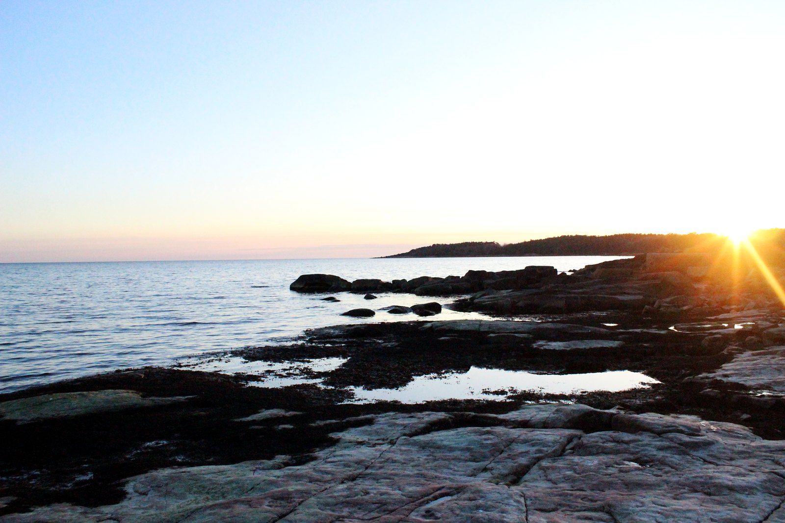 Soluppgång över klipporna vid havet