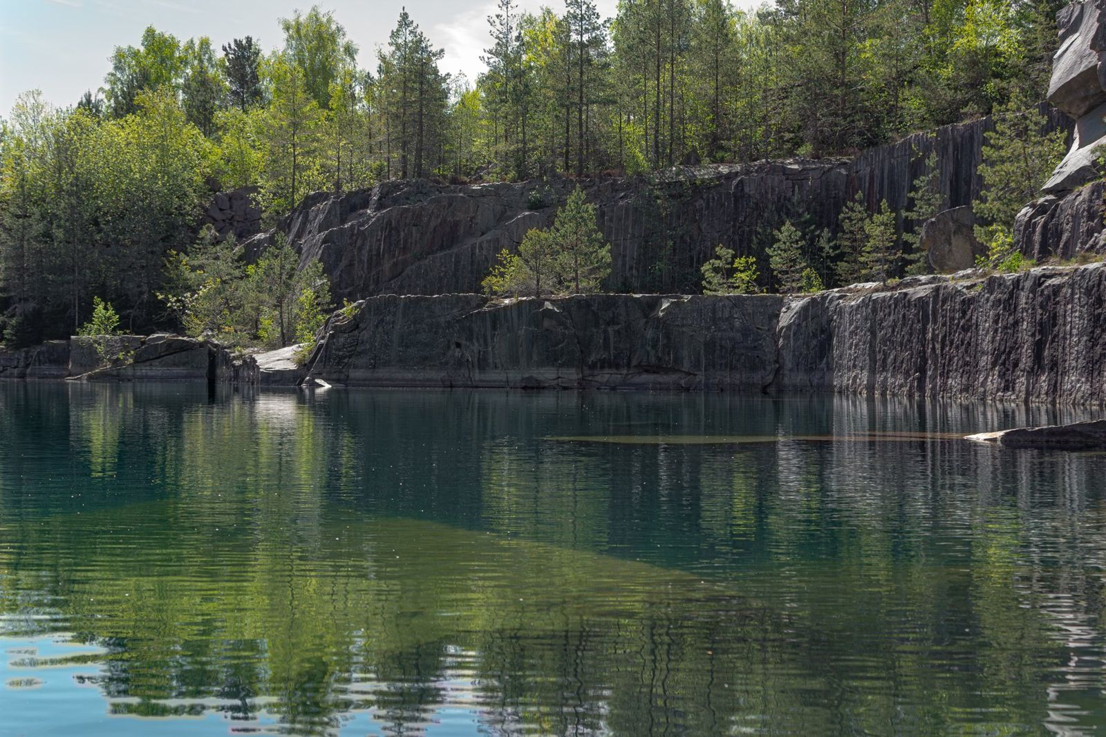 Stilla sjö i gammalt stenbrott