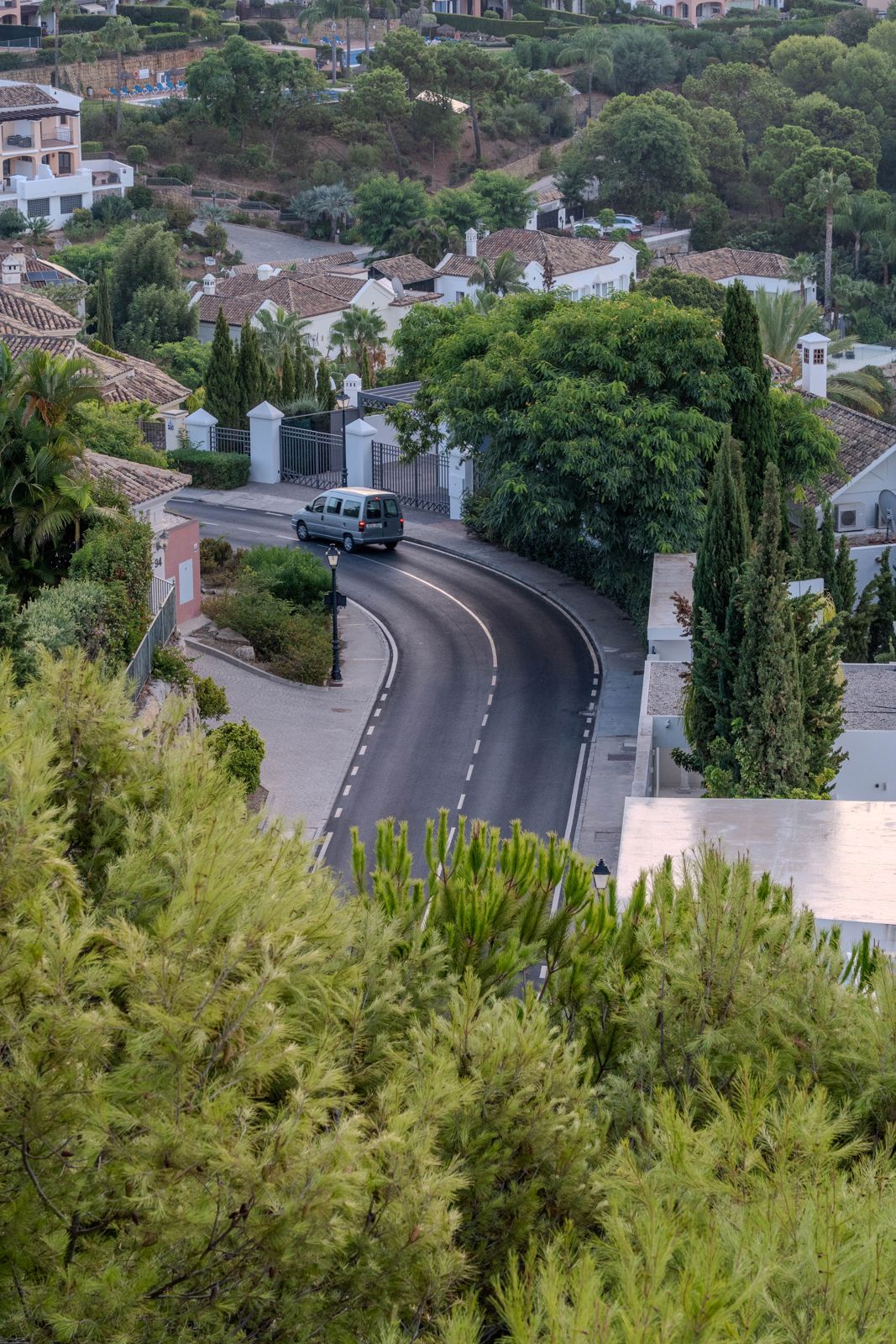 Slingrande väg mellan villor i Marbella